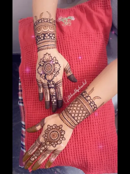 A classic mandala design on the palms, a timeless and beautiful choice for any occasion.