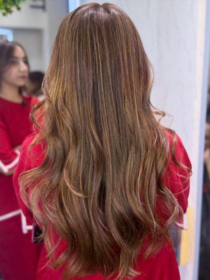 A full look at the softly illuminated bronde, crafted to perfection with seamless highlights.