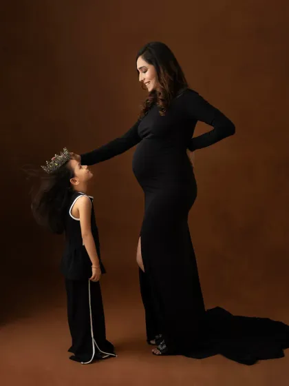 Passing the crown. A symbolic and touching portrait of a mother and her firstborn as they await the new arrival. These are the storytelling moments I love to capture.