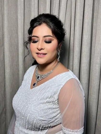 A close-up of this soft and elegant party look. The beautifully blended eyeshadow and flawless skin create a sophisticated and timeless style.
