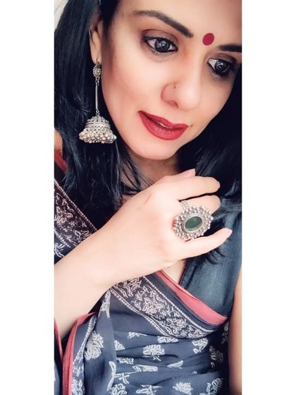 My go-to look for years: a comfortable cotton saree, silver jewelry, and a bindi. Here, I wore a black printed cotton saree with long silver jhumkas, skipping the neckpiece to highlight the earrings.