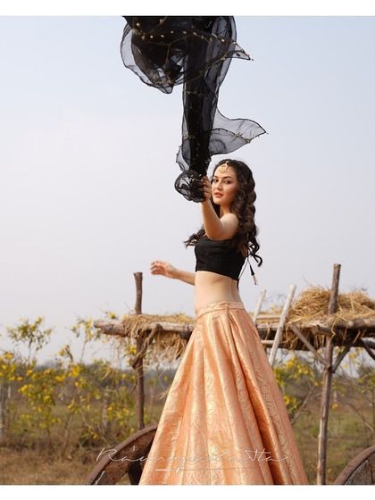 The full ensemble captures a sense of freedom and elegance, perfect for an outdoor celebration.