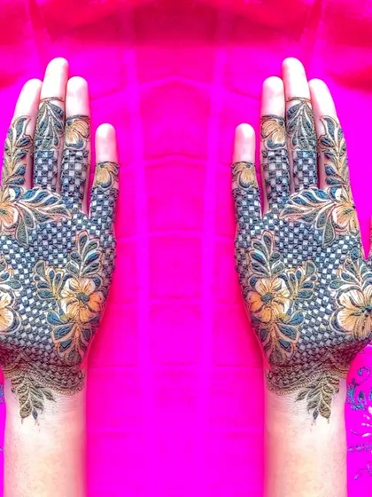 A stunning full-hand design with a very fine and intricate net pattern, interspersed with floral motifs. This is a modern and sophisticated look.