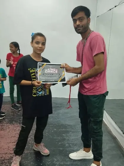 She was so confident during her solo performance. This competition prize is very well deserved. 👍