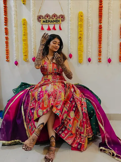 A full view of Shrutika's mehendi, from her hands to her feet. She is a picture of bridal grace.