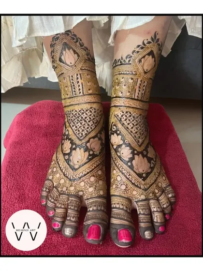 Bridal henna isn't complete without adorning the feet. I created this intricate design, full of traditional patterns and lotus motifs, to ensure the bride felt beautiful from head to toe on her special day.