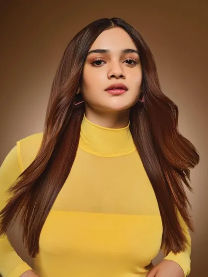 A close-up beauty shot for Schwarzkopf. I used a soft, neutral palette to create a polished "no-makeup" look, ensuring the focus remained entirely on the beautiful, healthy-looking hair.