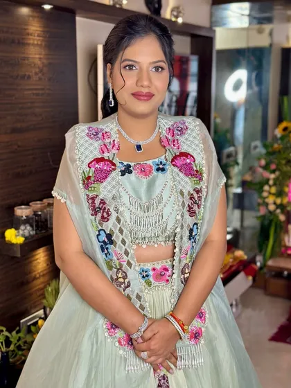 A full portrait of this stunning guest. The makeup is kept minimal and fresh to complement her beautiful and colorful outfit.