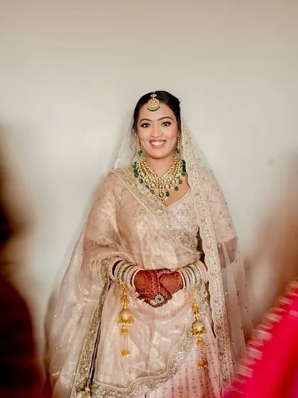 Elegance personified. The bride's full look, with a flawless base and subtle makeup, lets her traditional jewelry and outfit shine.