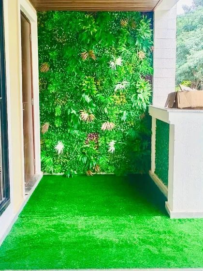 This entryway patio is now a welcoming green space. We installed a dense vertical garden and artificial grass, transforming the entrance into a pleasant and inviting area for the home.