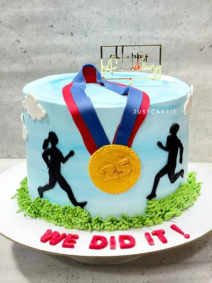 A cake for a runner couple celebrating their 25th anniversary. The design features their silhouettes and a gold medal, celebrating their shared passion and milestone.