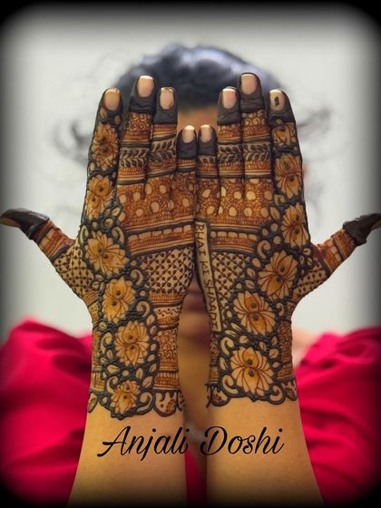 A beautiful back-hand design for the groom's sister. This full-coverage floral pattern uses negative space to make the flowers pop, creating a bold and beautiful statement.