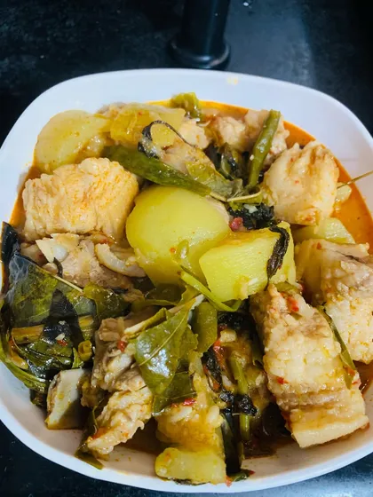 A full bowl of the fresh pork and bottle gourd curry, ready to be served. The fresh herbs add a lovely aroma to the dish.