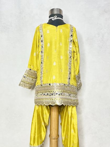 The back of the yellow mirror work kurta, showing the simple zip closure.