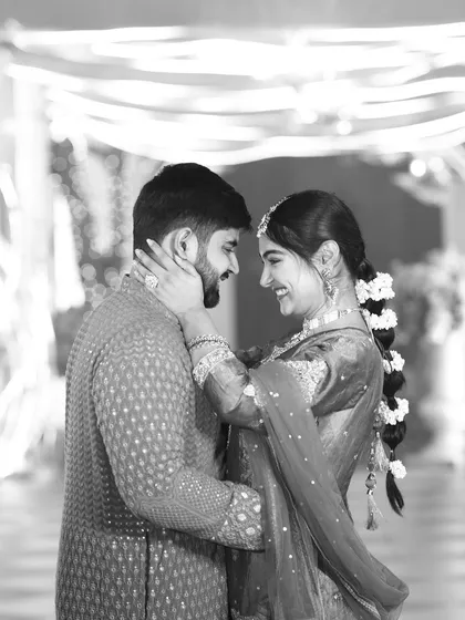 A classic black and white portrait. This photo highlights how well-coordinated outfits create a strong visual impact, focusing on the connection between the couple.