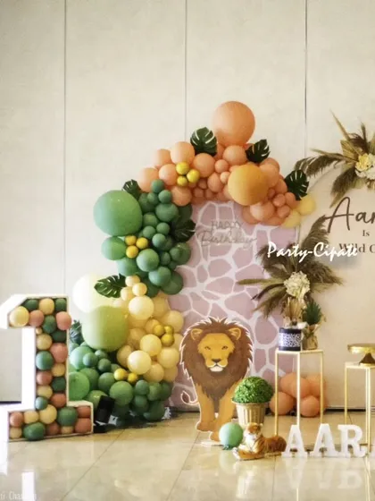 A balloon-filled number '1' is a fantastic prop for first birthdays. For this safari party, it was filled with colors matching the jungle theme.