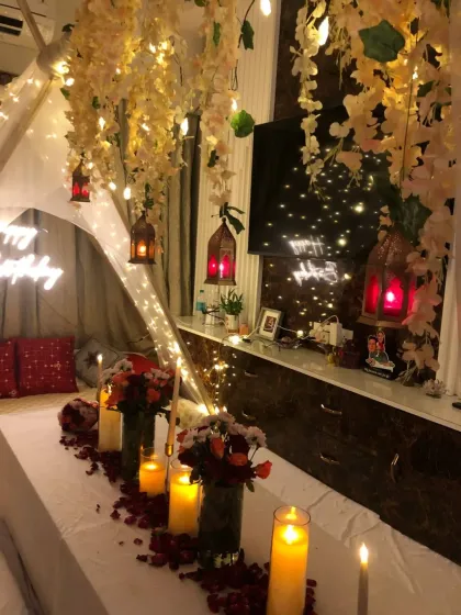 We transform any space, even a cozy corner at home, into a romantic escape. This candlelight dinner setting includes a canopy of hanging flowers and fairy lights, creating a magical and intimate atmosphere for a special birthday.