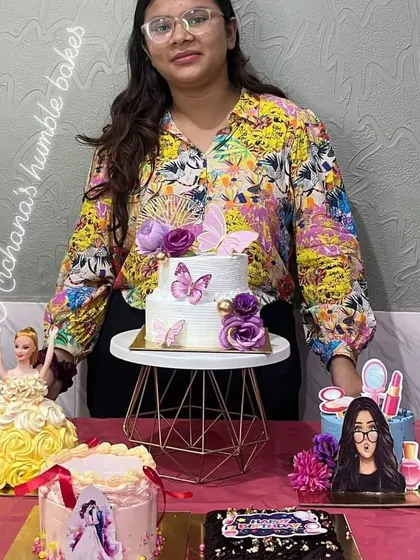 Each student gets to express their creativity. Here's a student posing with the collection of cakes made during our hands-on session.