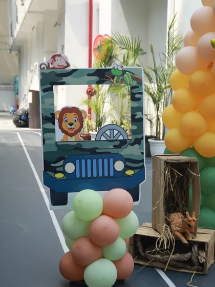 This safari jeep photo frame is always a hit with the kids! It's a great interactive element that adds to the fun of the jungle theme.