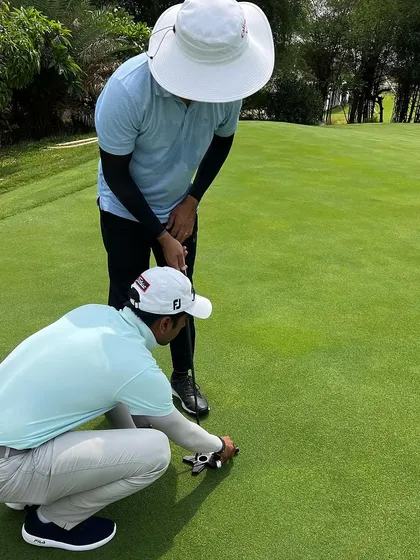 A coach uses a putting analysis tool to give a player precise feedback on their stroke. This data-driven approach to the short game is essential for building a complete player.