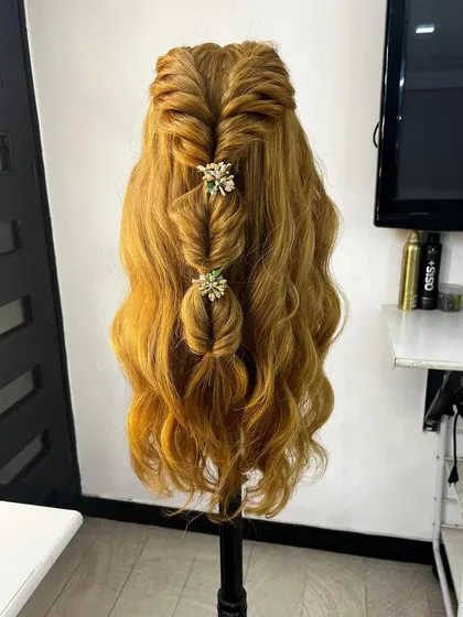 A modern, textured braid perfect for a cocktail party or reception. Our courses cover a wide range of contemporary styles.