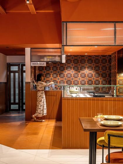 The live avocado bar at Tres Amigos is a dynamic focal point, featuring a backdrop of custom-patterned tiles and a fluted glass canopy. We designed this area to be both functional for the staff and engaging for diners, adding a theatrical element to the food preparation.