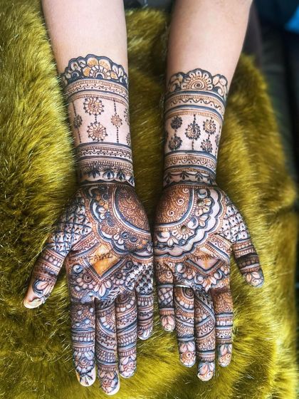 The beautiful result of a Meenakari-style Indian mehendi. The technique of creating bold outlines and delicate shading gives the design a unique, jewel-like appearance.