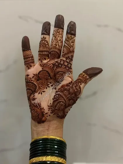 This design combines the flowing nature of Arabic mehendi with the intricate fillings of Indian patterns. The result is a beautiful Indo-Arabic style.