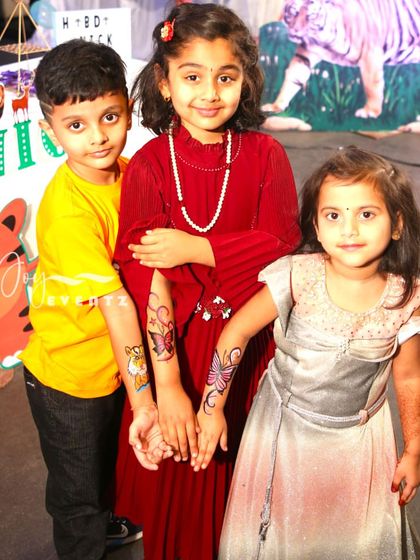 Our temporary tattoo artist is a hit at every kids' party. We use safe, skin-friendly ink and offer a variety of fun designs, like butterflies and cartoon characters, so every child gets a cool party souvenir to show off.