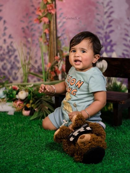 This gallery displays the versatility of our garden and teepee sets. From lush green turf and floral backgrounds to cozy lace teepees and wicker chairs, you can create the perfect indoor "outdoor" shoot.