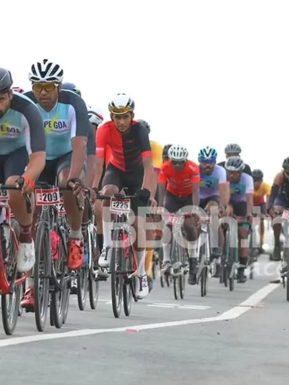 The elite peloton, with riders from Equipe Goa and other top teams, at the front.