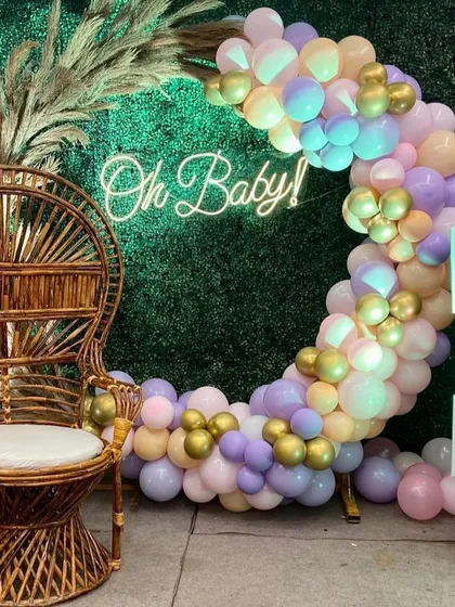 A close-up of the pastel balloon ring and 'BABY' blocks, a beautiful and trendy option for a modern baby shower.