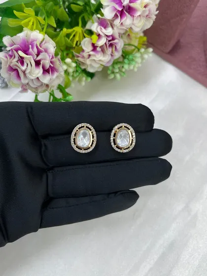 A close-up of the earrings from the 'Saanvi' set.