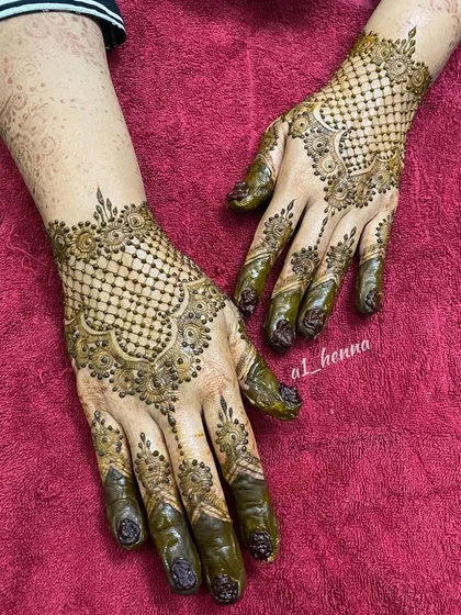 This design features a beautiful net or "jaali" pattern on the back of the hands, a popular choice for modern bridal henna. The fine lines are easily achieved with my cones.