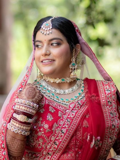 Unique caption for media id 151 describing the specific jewellery and look.