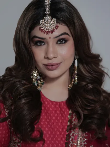 A classic beauty portrait. The focus here is on the flawless makeup and traditional jewelry, captured with clean studio lighting to ensure every detail is sharp and clear.