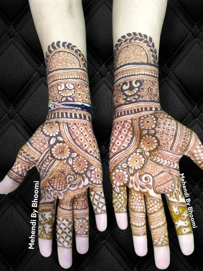 A beautiful design for siders or for a bride who wants a lighter style. The pattern is focused on the palms and wrists, with intricate floral and geometric work.