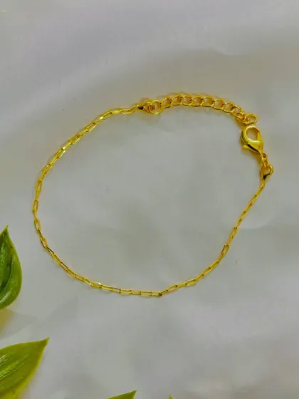 Here is a closer look at our simple brass pendant chain with an adjustable clasp. It's the perfect length for showcasing a beautiful resin pendant.