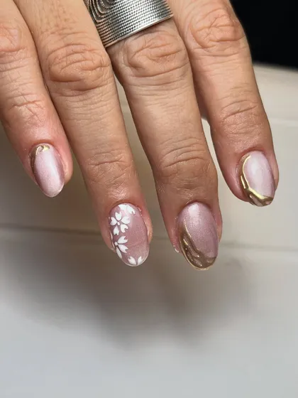 A different angle of the floral cat-eye and chrome nails, showcasing the beautiful mix of effects.