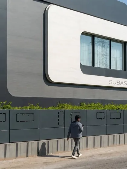 The soul of Residence 100 is its unique form. The curved, layered facade interacts with light and shadow, creating a dynamic exterior that changes throughout the day.