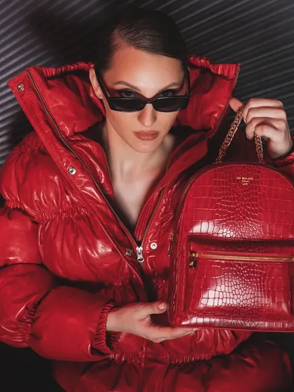 A bold and striking look for Da Milano's winter collection. I paired a vibrant red puffer jacket with a matching red leather backpack, creating a powerful, monochromatic statement that is both fashionable and functional.