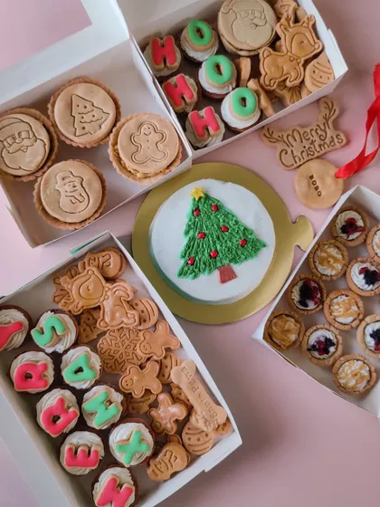 My entire Christmas collection in one picture! I offer so many options, from mini cupcakes and tarts to a full celebration cake and festive pies. There's something special for every doggo this holiday season.