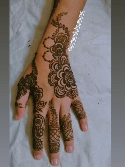 A simple yet elegant Arabic bail design. The pattern uses a combination of floral and paisley elements that flow beautifully on the hand.