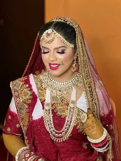 A detailed close-up of the layered necklaces and matha patti, showing the intricate craftsmanship of this rental set.