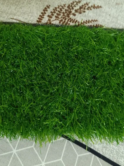 This is the 40mm artificial grass with a single backing. It offers a great balance of a full look and practical performance for various indoor and outdoor applications.