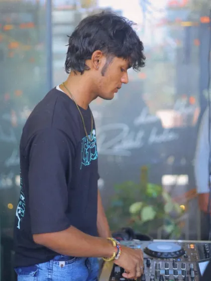 Another look at a sundowner set, focused on the music and the relaxed, happy atmosphere.