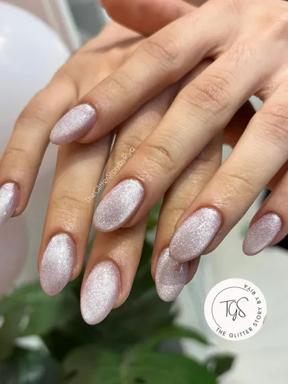 A beautiful, shimmering pearly white gel polish. This elegant and clean look is perfect for any occasion, from daily wear to special events.