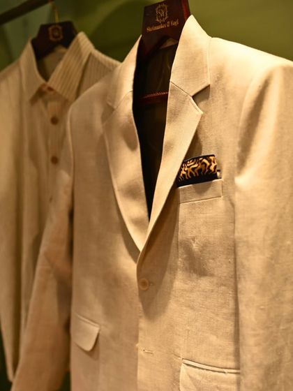 This angle of our bespoke linen jacket emphasizes its structure and fit. Even in a more casual fabric, the principles of tailoring ensure a sharp silhouette, proving that comfort and elegance can coexist.