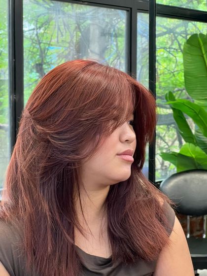 The butterfly haircut is all about long, feathery layers. Paired with this rich red-brown color, it creates a glamorous and voluminous look.