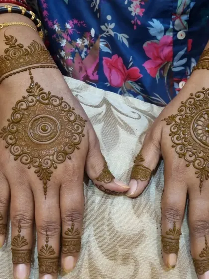 For guests who want something quick yet beautiful, a mandala design is a perfect choice. This pattern focuses on a central, intricate circle on the back of the hand, with simple details on the fingers, making it both elegant and fast to apply.